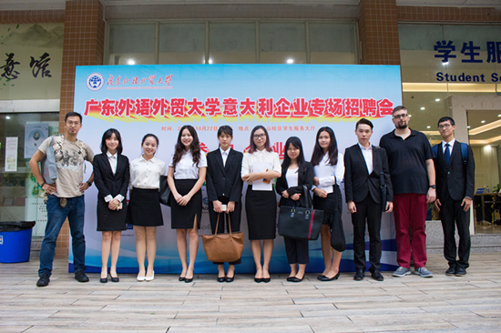 意大利语系老师与参与面试的同学合照