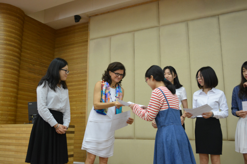 艾古丽女士为乐天堂
学生颁发荣誉证书